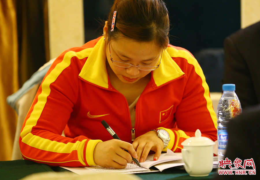 政協(xié)委員李雪英在小組會(huì)議上記錄筆記