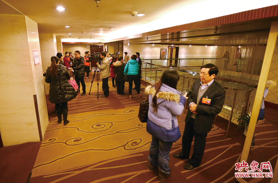 會(huì)議間隙，樓道成為記者采訪的主戰(zhàn)場