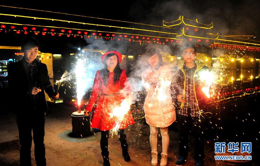1月30日，浙江金華武義市民在燃放煙花，喜迎馬年春節(jié)。