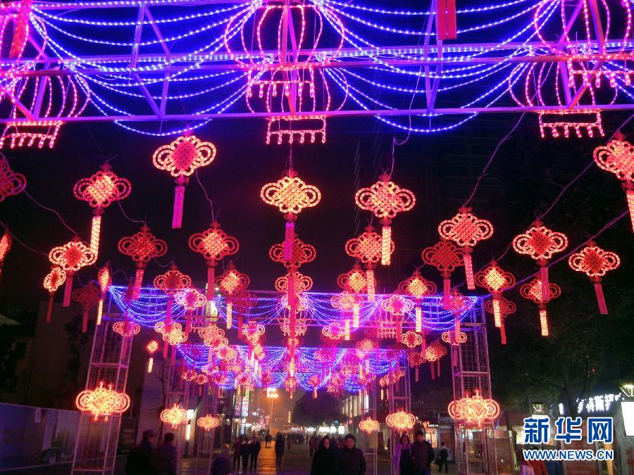 　1月30日，市民走在由中國結(jié)霓虹燈裝扮的蘇州街頭。