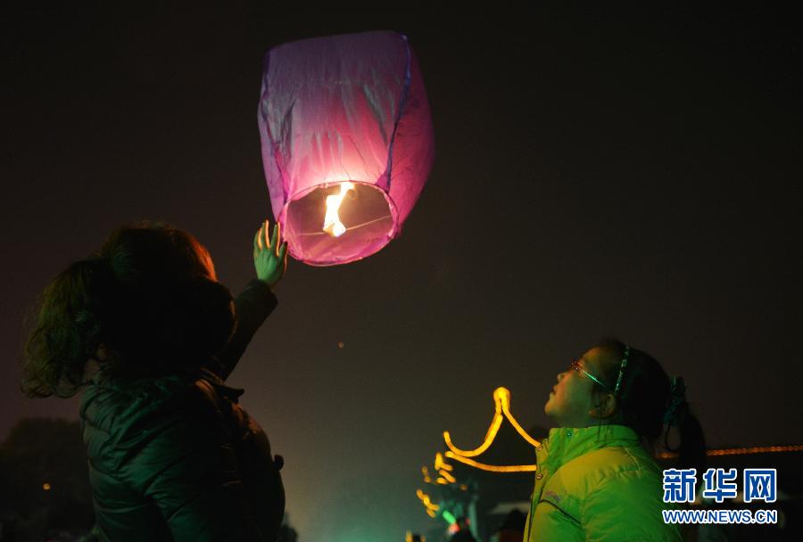 　1月30日，游客在江蘇省鎮(zhèn)江市金山公園門口放飛孔明燈。