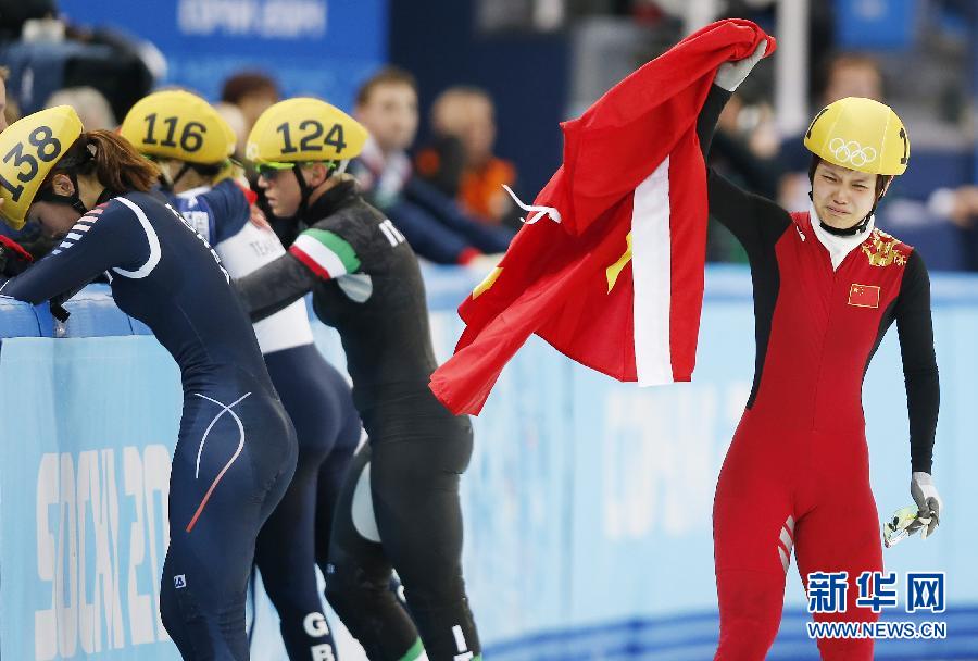 2月13日，中國選手李堅(jiān)柔（右）在比賽后慶祝。