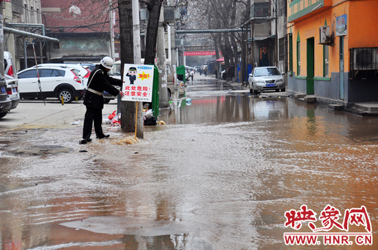 巡防隊(duì)員到了現(xiàn)場后，設(shè)置了警示牌，并勸阻小朋友進(jìn)入水中