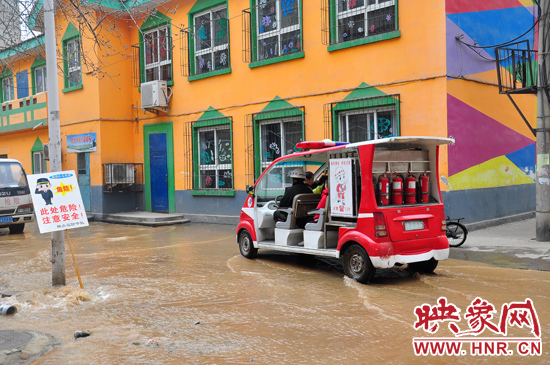 巡防隊(duì)員將巡消車開到對面，將上學(xué)的小朋友一個一個接上車，送出家屬院