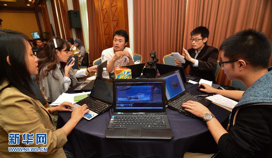 　3月10日，在馬來西亞吉隆坡，新華社吉隆坡分社記者在處理新聞。