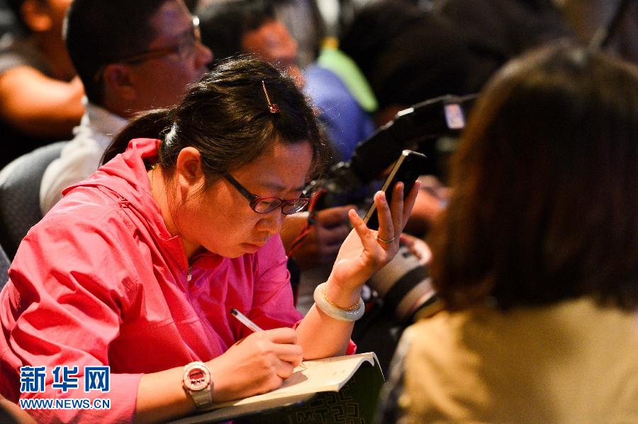 3月10日，在馬來西亞吉隆坡，一名媒體記者在新聞發(fā)布會(huì)上做記錄。