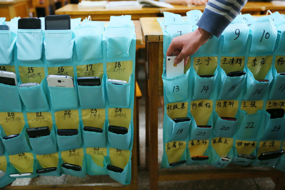 河南洛陽(yáng)一大學(xué)學(xué)生課前自覺上交手機(jī)