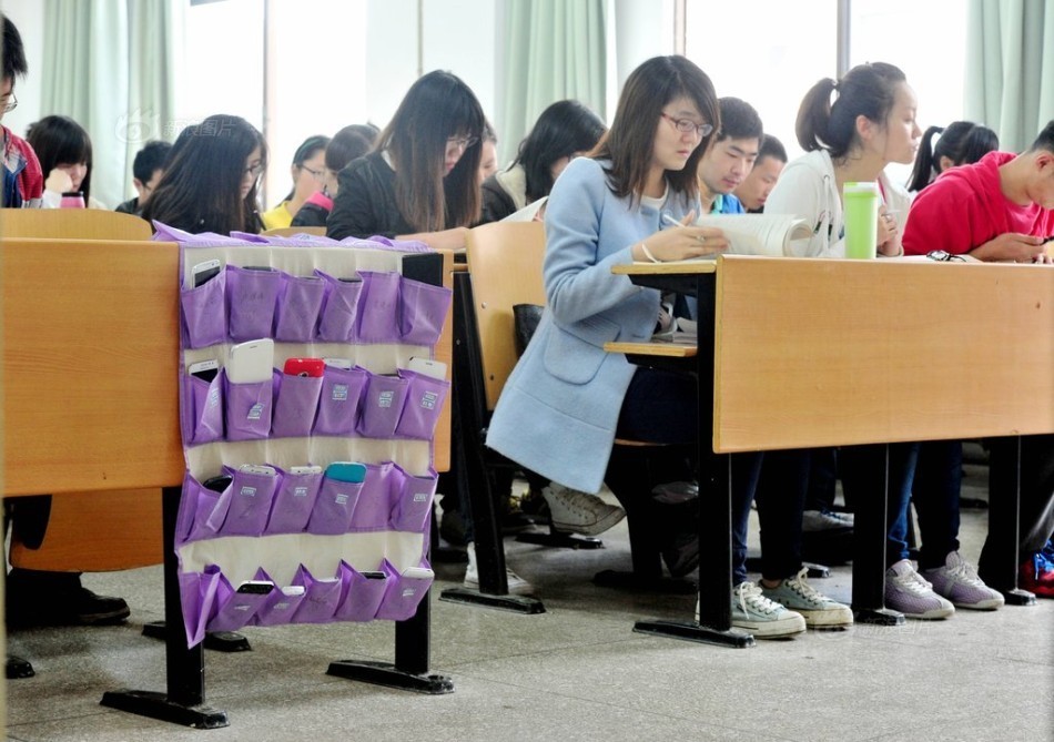 河南洛陽(yáng)一大學(xué)學(xué)生課前自覺上交手機(jī)