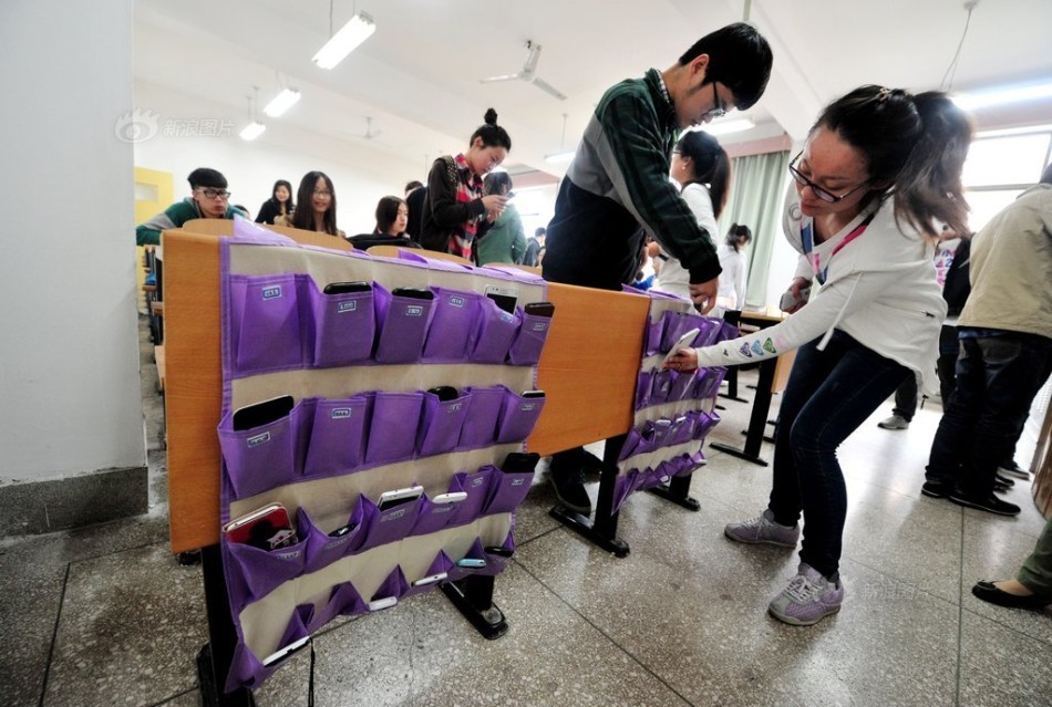 河南洛陽(yáng)一大學(xué)學(xué)生課前自覺上交手機(jī)