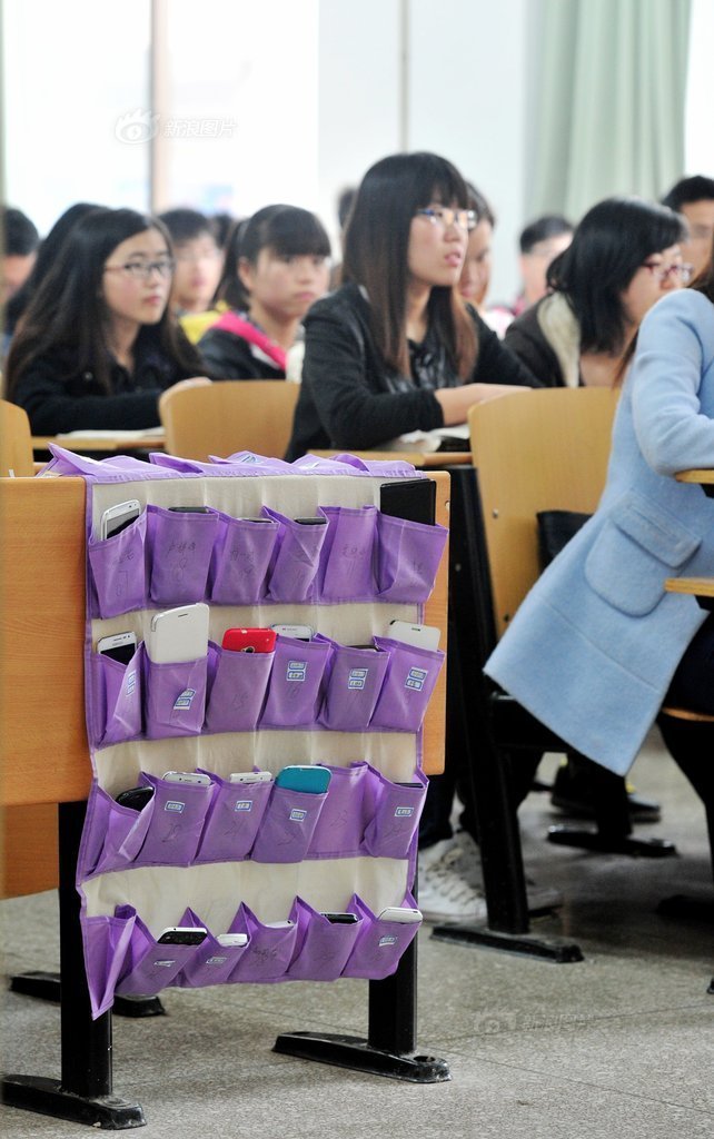 河南洛陽(yáng)一大學(xué)學(xué)生課前自覺上交手機(jī)