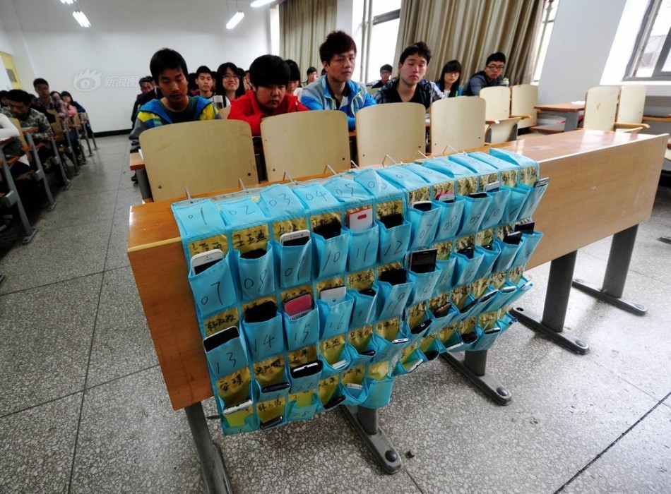 河南洛陽(yáng)一大學(xué)學(xué)生課前自覺上交手機(jī)