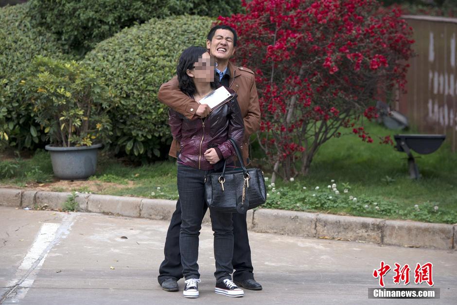 4月8日，劫持者與警方對(duì)峙。