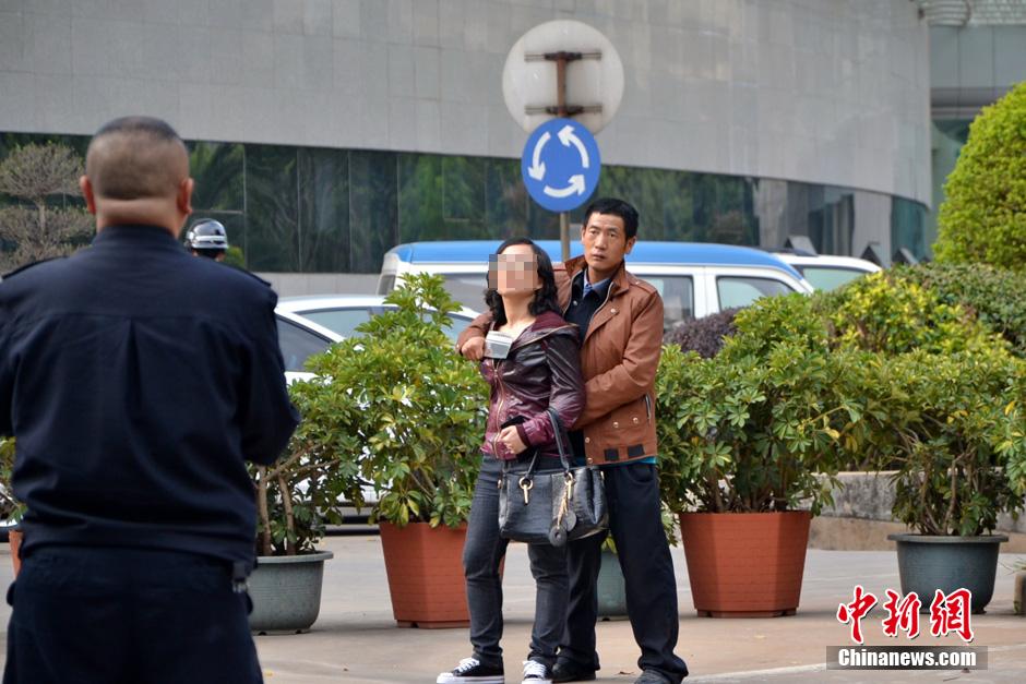 圖為劫持者與警方談判中。