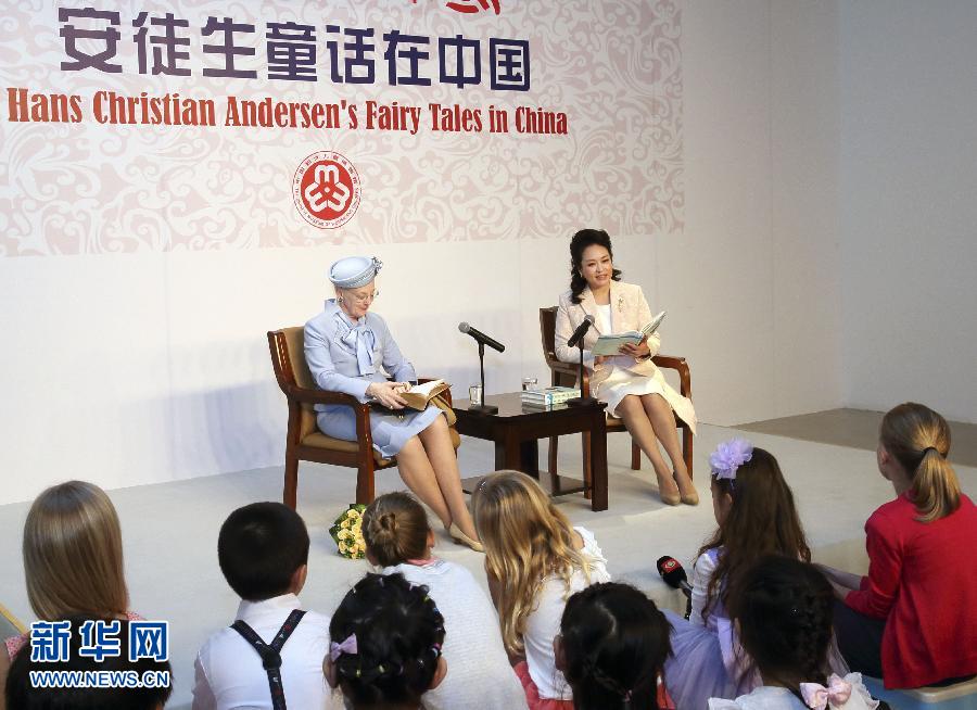 這是彭麗媛和瑪格麗特二世來到兩國孩子們當中，為孩子們朗讀安徒生童話《丑小鴨》選段。