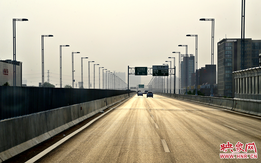 夕陽(yáng)的余暉灑在快速路上 夕陽(yáng)的余暉灑在快速路上