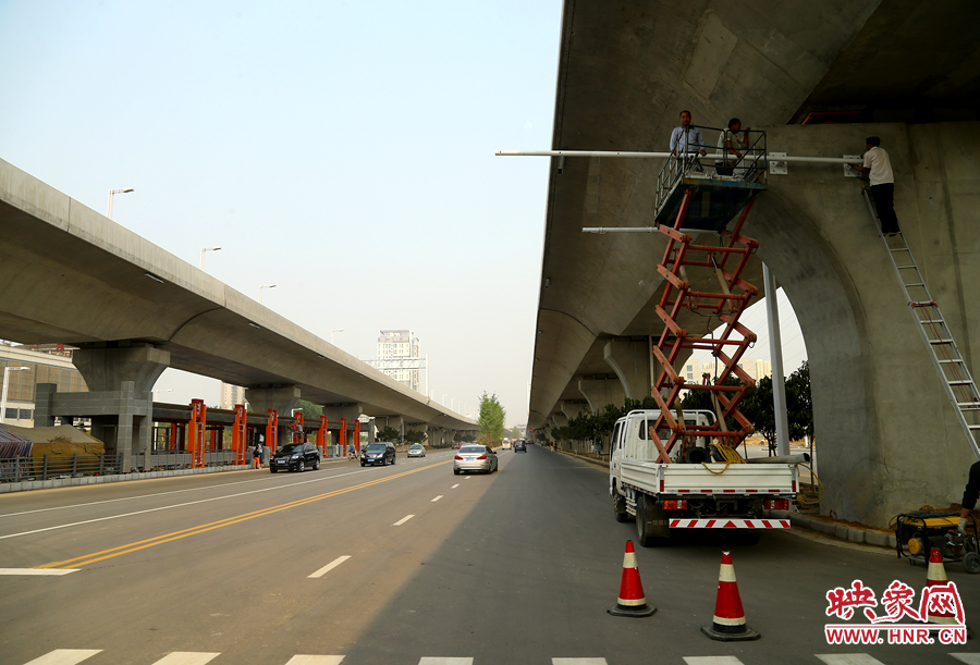 快速路的輔助設(shè)施進(jìn)入掃尾階段 快速路的輔助設(shè)施進(jìn)入掃尾階段