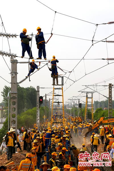 時間緊工程量大，工人們都加緊施工