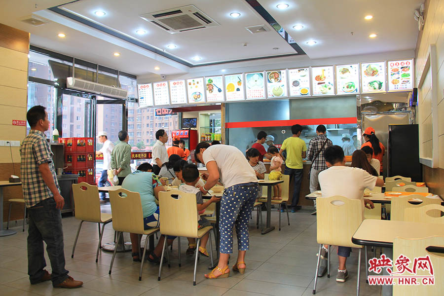 慶豐包子的金字招牌真不是蓋的,雖然店面還沒有正式營(yíng)業(yè),已有許多食客慕名來吃包子。