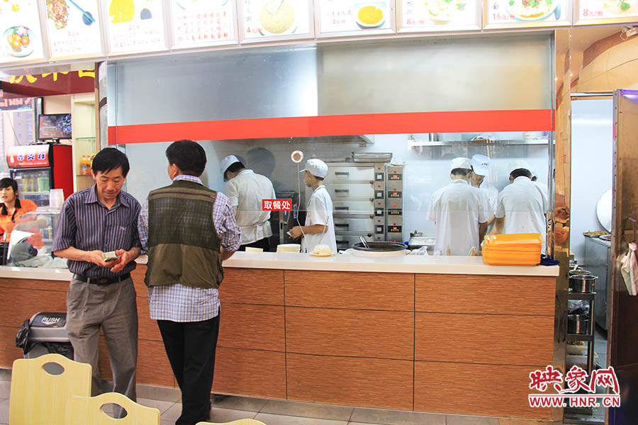 店面仍處于“試營(yíng)業(yè)”狀態(tài),后廚的設(shè)備嶄新,看起來還算整潔。