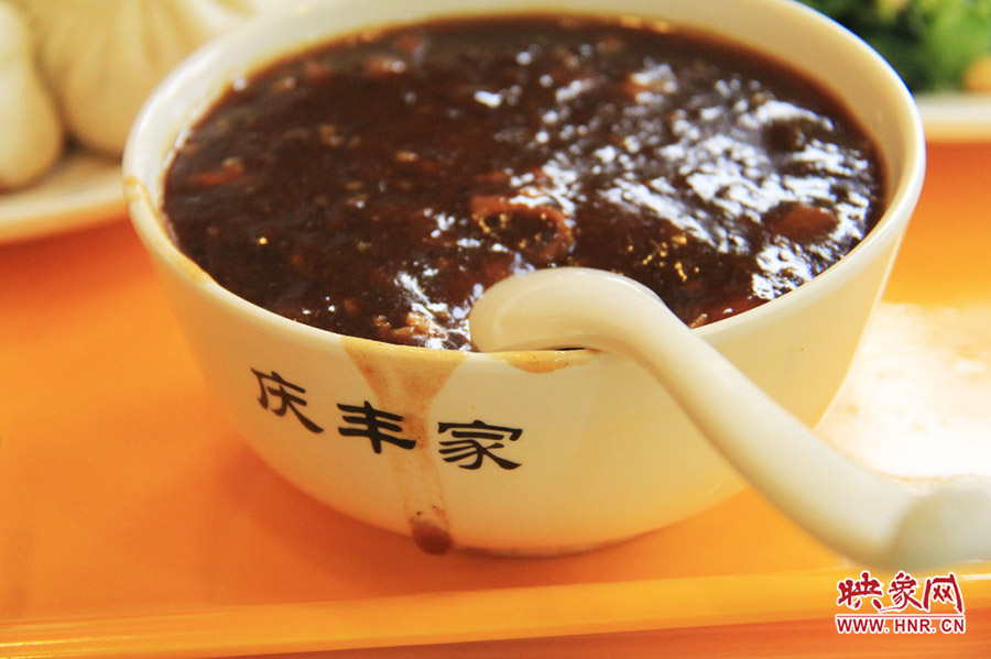 一碗炒肝,看上去也有滋有味。