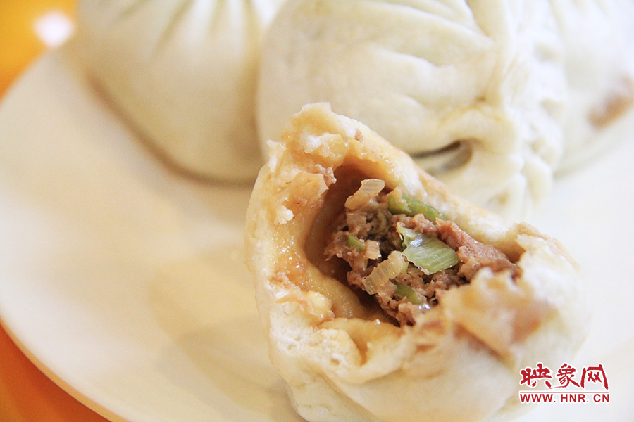 記者特意叫上一位去過北京正宗慶豐包子鋪的朋友前往試吃鑒定,兩者的味道差不多。