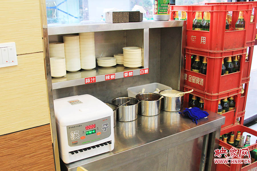 調(diào)料、小碟、餐具也都被放在另一張單獨(dú)的桌子上,需要用餐者“自助”。