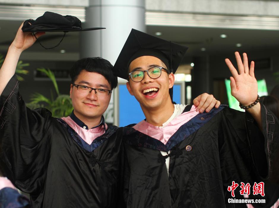 6月6日，浙江理工大學的畢業(yè)生們在校園中以賣萌、搞怪等獨具青春特色的方式告別大學生涯。中新社發(fā) 李晨