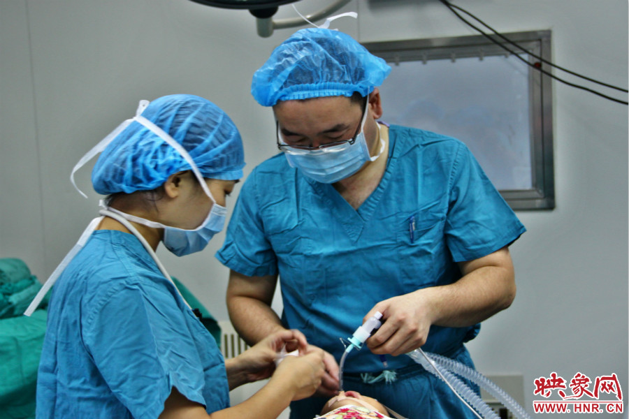 醫(yī)生正在對(duì)小龍進(jìn)行麻醉后的觀察。