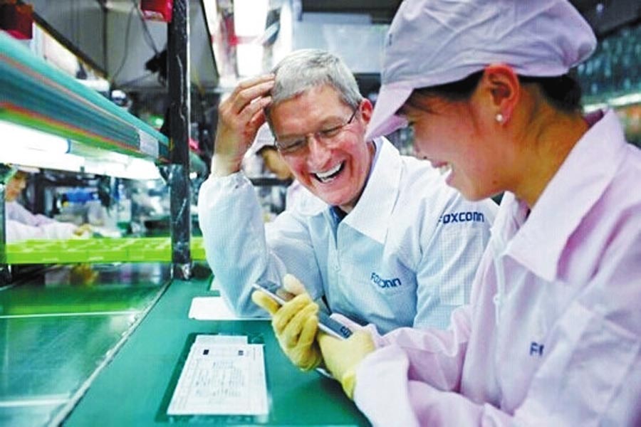 圖為蒂姆·庫克和一名女工在熱烈地交談。