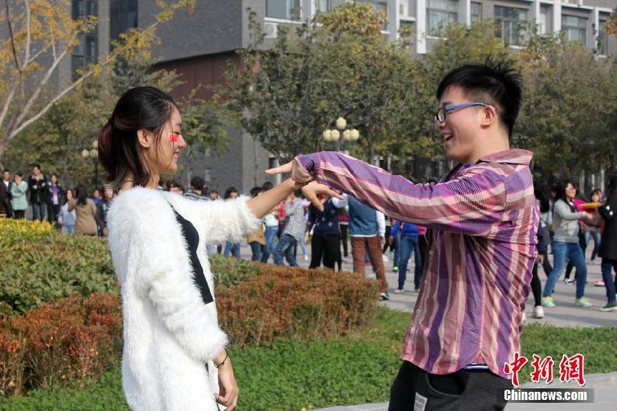 11月11日，河南財(cái)經(jīng)政法大學(xué)校園內(nèi)，300名在校大學(xué)生在上演了一出“光棍”也瘋狂的“快閃”大戲。