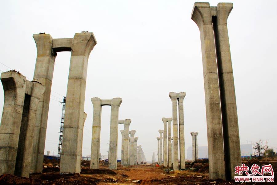 橋墩聳立，一片荒涼。