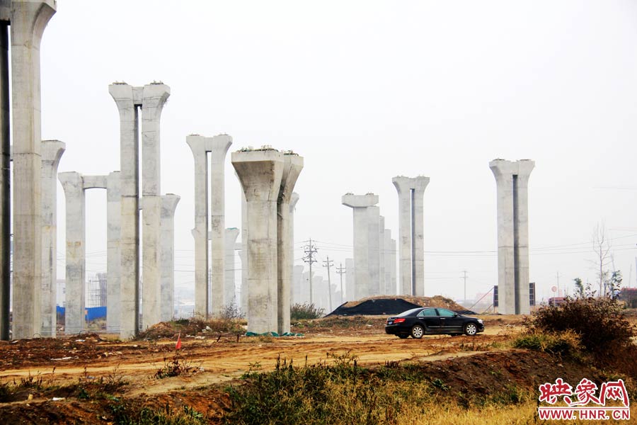 施工項(xiàng)目部偶爾會(huì)有車(chē)輛來(lái)往。