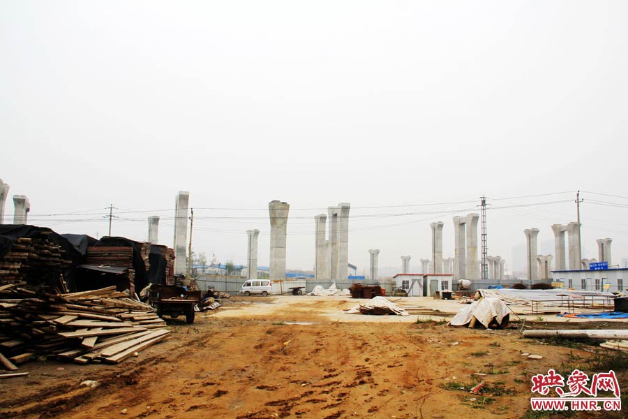 項(xiàng)目已經(jīng)停工數(shù)月，施工工地上很難見(jiàn)到工人，設(shè)備也很少。