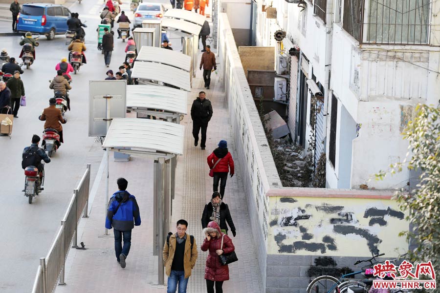 墻內扔著垃圾，墻面上涂滿了牛皮癬小廣告，異常顯眼。