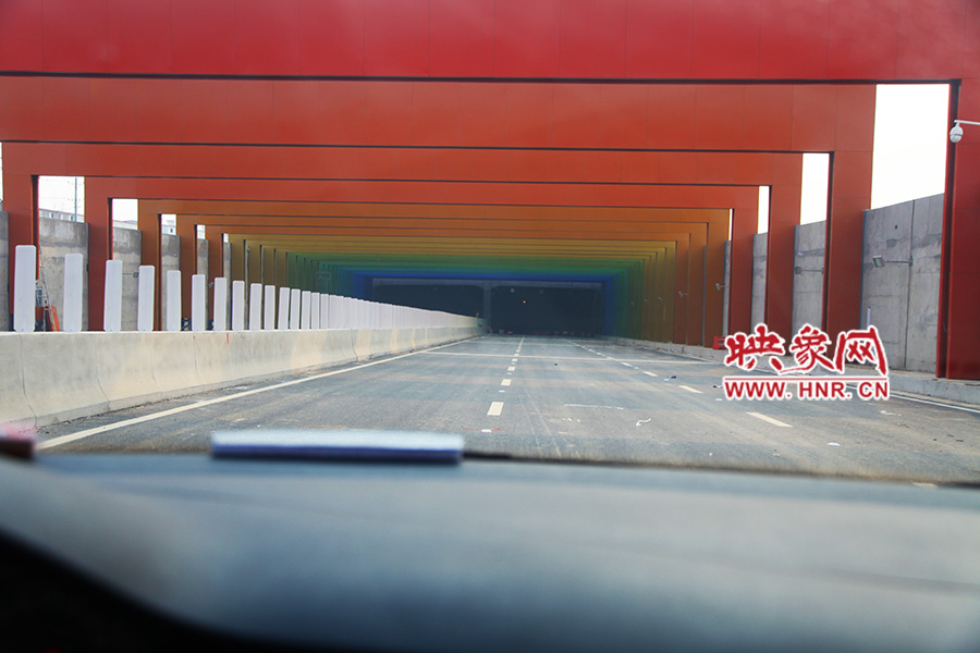 進(jìn)隧道時，由明到暗。