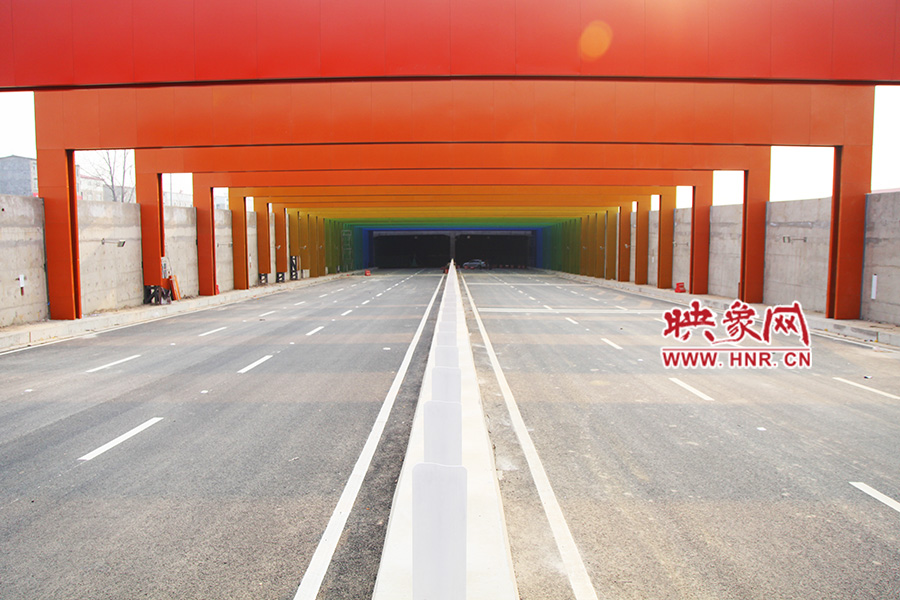 記者駕車體驗(yàn)。