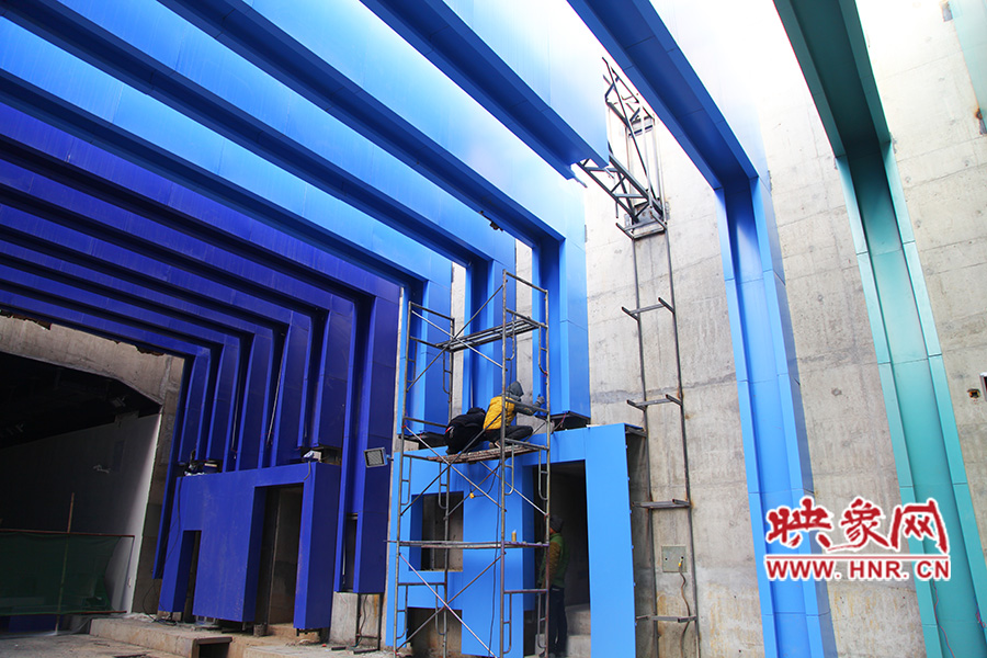 工人還在緊張施工。