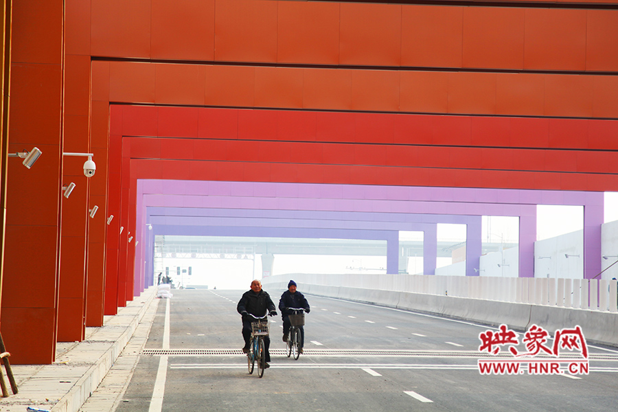 兩位老人騎自行車通過。