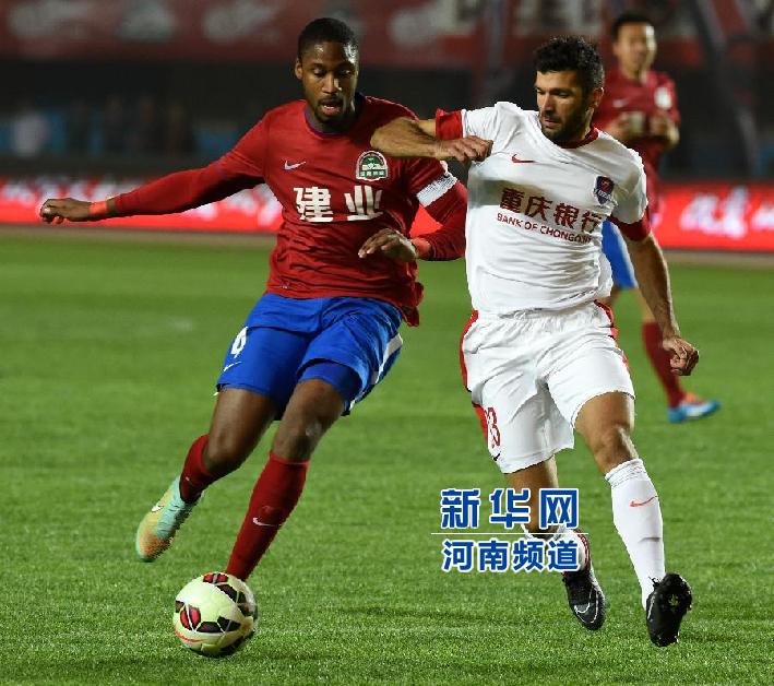 河南建業(yè)隊(duì)隊(duì)員戈麥斯（左）與重慶力帆隊(duì)隊(duì)員吉利奧蒂在比賽中拼搶。