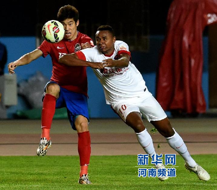 重慶力帆隊(duì)隊(duì)員科爾霍（右）在比賽中拼搶。