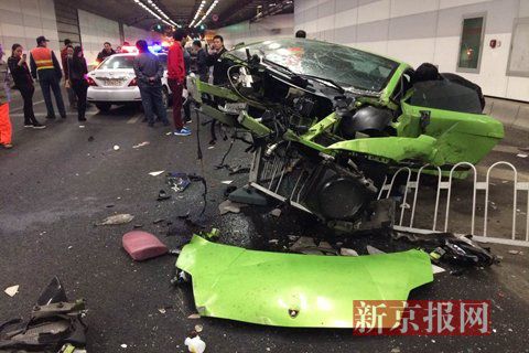 一輛蘭博基尼與一輛法拉利發(fā)生事故，現(xiàn)場(chǎng)狀況慘烈