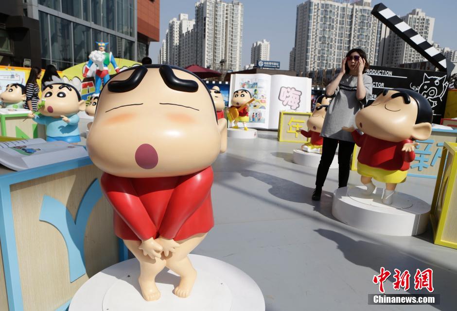 4月22日，游客參觀蠟筆小新特展?！跋灩P小新25周年紀(jì)念特展”日前在北京開展