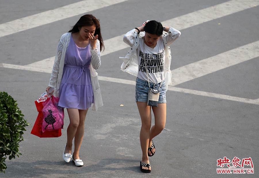 太熱了，還是把頭發(fā)扎起來