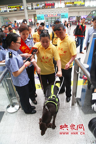 檢票進(jìn)站。