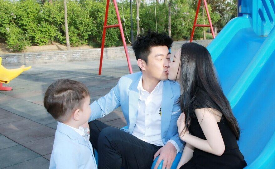 霍思燕與老公親吻,兒子看呆?；羲佳喔窖?“超級(jí)愛(ài)你們!520快樂(lè)!”