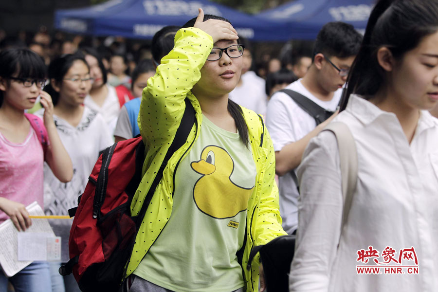 鄭州回中考點，考生輕松入場。