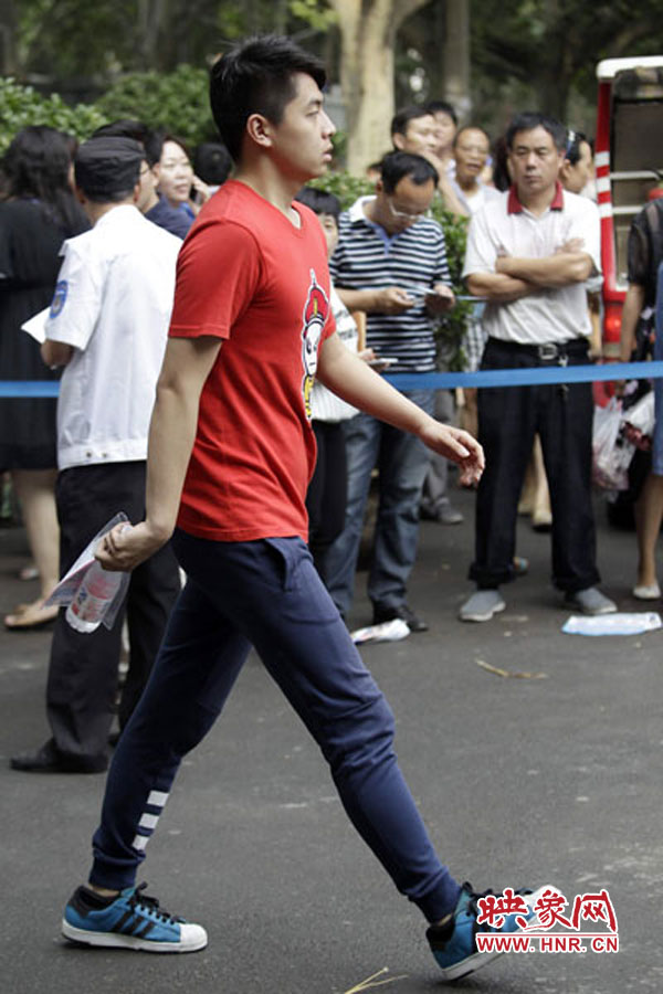 鄭州回中考點，考生自信入場。