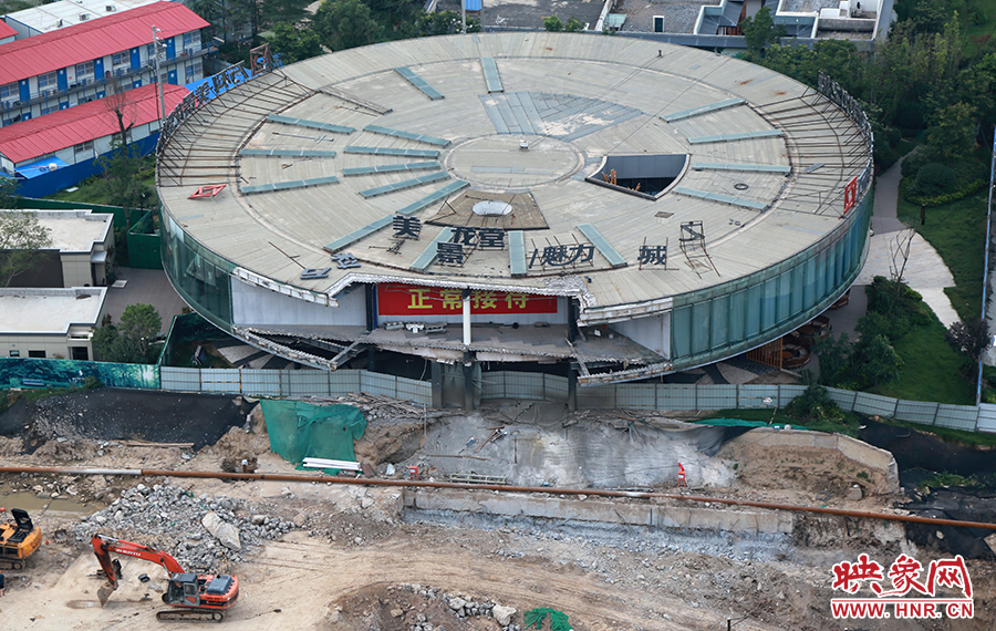 售樓部被拆掉一個(gè)角，仍在正常使用