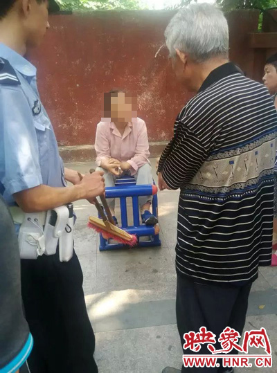 老太當(dāng)時(shí)坐在健身器材上做仰臥起坐，說環(huán)衛(wèi)工人影響她鍛煉身體了，便開始謾罵環(huán)衛(wèi)工人。