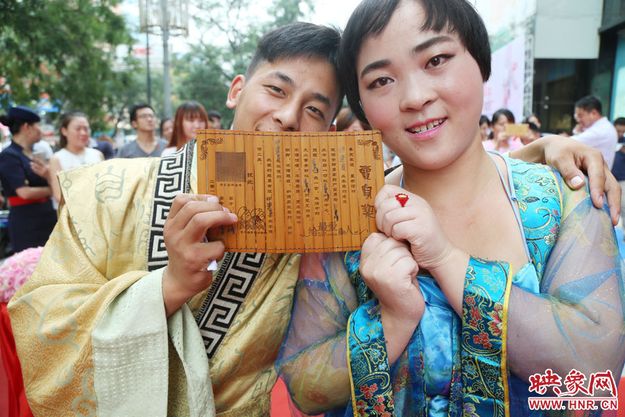 一對兒情侶現(xiàn)場展示“賣身契”內(nèi)容。